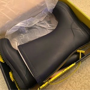 Kids unisex dark navy blue rain boots.  Worn 1x.